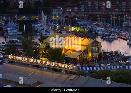 Granville Island il Mercato Pubblico e marina di notte, Vancouver. Foto Stock