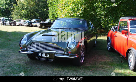 Un Aston Martin DB6 Mk2 parcheggiato in mostra al Forde House Classic car Meet, Newton Abbot, Devon, Inghilterra, Regno Unito Foto Stock