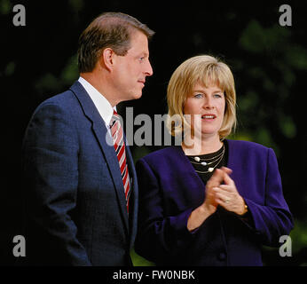 Washington, DC, Stati Uniti d'America, 6 novembre, 1996 Vice Presidente Albert Gore Jr e moglie ribaltatore Gore alla Casa Bianca vittoria festeggiamenti. Credito: Mark Reinstein Foto Stock