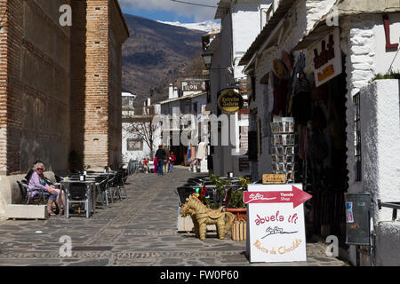 I tappeti tradizionali appendere fuori shopes nel villaggio andaluso di Pampaneira nella Alpujarras Foto Stock