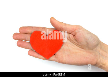 Donna di mano mostra la carta rossa cuore isolato su sfondo bianco come simbolo dell amore Foto Stock