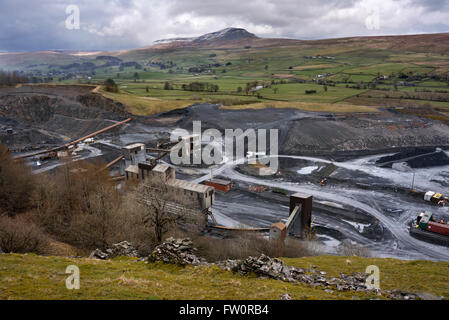 La Tarmac Arcow della cava, Helwith Bridge, con Pen-y-Ghent in distanza, Yorkshire Dales National Park, Regno Unito Foto Stock