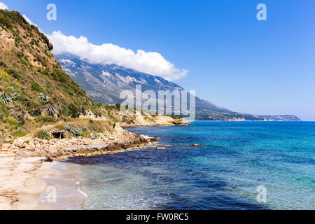 Paesaggio di montagna al litorale con l'oceano blu l'isola di Cefalonia in Grecia Foto Stock