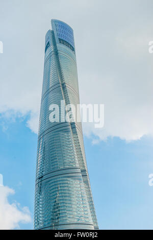 La Shanghai Tower contro un cielo blu Foto Stock