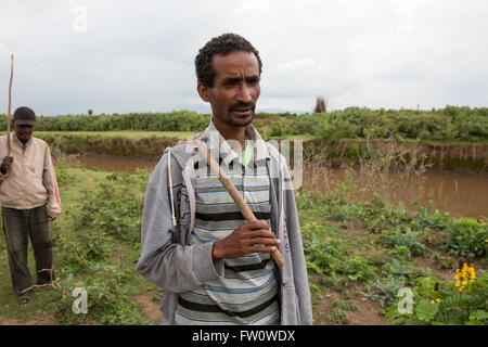 Meki River Delta, Etiopia, ottobre 2013 Dagega Sabglah, 38, allevamento del bestiame al pascolo attraverso il fiume Meki. Foto Stock