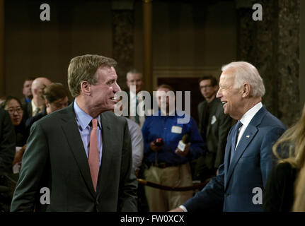 Washington, DC, Stati Uniti d'America, 6 gennaio, 2015 Il giorno di apertura del congresso 114. Il senatore Mark Warner è giurato in dal Vice Presidente Joseph Biden. Credito: Mark Reinstein Foto Stock