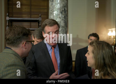 Washington, DC, Stati Uniti d'America, 6 gennaio, 2015 Il giorno di apertura del congresso 114. Il senatore Mark Warner viene intervistato dai giornalisti dopo essere stato giurato in dal Vice Presidente Joseph Biden. Credito: Mark Reinstein Foto Stock