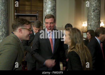 Washington, DC, Stati Uniti d'America, 6 gennaio, 2015 Il giorno di apertura del congresso 114. Il senatore Mark Warner viene intervistato dai giornalisti dopo essere stato giurato in dal Vice Presidente Joseph Biden. Credito: Mark Reinstein Foto Stock