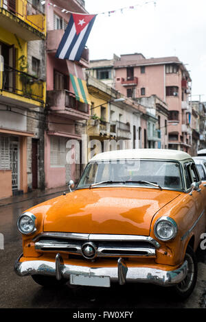 Scena di strada con la vecchia auto sul giorno di pioggia a l'Avana, Cuba Foto Stock