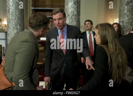 Washington, DC, Stati Uniti d'America, 6 gennaio, 2015 Il giorno di apertura del congresso 114. Il senatore Mark Warner della Virginia è intervistato dai giornalisti dopo essere stato giurato in dal Vice Presidente Joseph Biden. Credito: Mark Reinstein Foto Stock