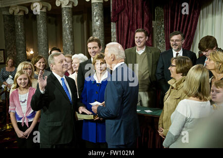 Washington, DC, Stati Uniti d'America, 6 gennaio, 2015 Il giorno di apertura del congresso 114. Il senatore Richard Durbin, è giurato in dal vicepresidente Joseph Biden. Credito: Mark Reinstein Foto Stock