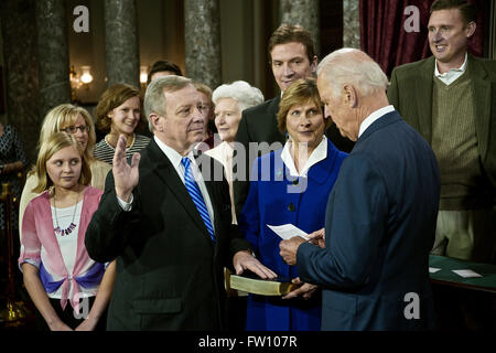 Washington, DC, Stati Uniti d'America, 6 gennaio, 2015 Il giorno di apertura del congresso 114. Il senatore Richard Durbin, è giurato in dal vicepresidente Joseph Biden. Credito: Mark Reinstein Foto Stock