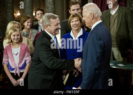 Washington, DC, Stati Uniti d'America, 6 gennaio, 2015 Il giorno di apertura del congresso 114. Il senatore Richard Durbin, è giurato in dal vicepresidente Joseph Biden. Credito: Mark Reinstein Foto Stock