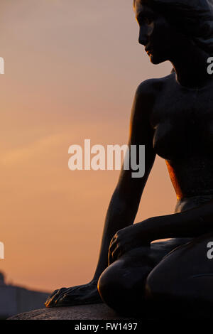 Statua della Sirenetta in Langelinie al sunrise, Copenhagen, Danimarca Foto Stock