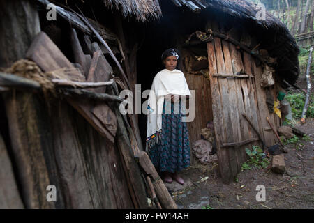 Nord Shewa, Etiopia, 2013: Zenobich Ayele, 35. fuori la sua capanna di cucina. Foto Stock