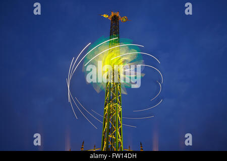 La Star Flyer di notte a Tivoli i giardini, Copenhagen, Danimarca Foto Stock