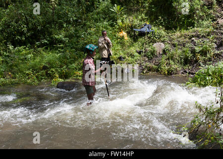 Wofwasha Kebele, Nord Shewa, Etiopia, Ottobre 2013: Guadato un fiume nella foresta. Foto Stock