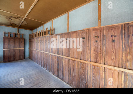 Dei detenuti all'interno di armadietti la caserma nel campo di concentramento di Dachau Foto Stock
