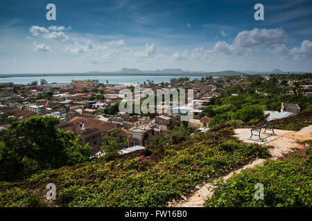 Holguin, Cuba - Settembre 19, 2015: vista panoramica dalla collina su Cuba coloniale tradizionale villaggio di Gibara Holguín Foto Stock