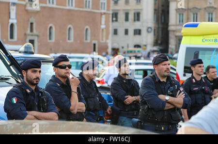 Gruppo di polizia supervisiona l evento in corso Foto Stock