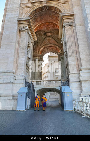 I membri del Corpo della Guardia Svizzera Pontificia Foto Stock