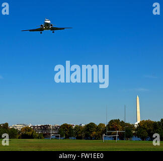 Arlington, Virginia, Stati Uniti d'America, 13 ottobre 2006 Piano volando all'Aeroporto Nazionale Reagan ad Arlington in Virginia Credit: Mark Reinstein Foto Stock