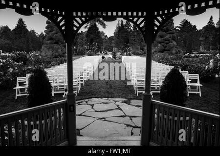 Woodland Park Rose Garden Gazebo con rose e sedie bianche per matrimoni in bianco e nero, Foto Stock