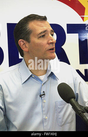 Wichita, Kansas, Stati Uniti d'America, 9 ottobre 2014 il senatore Pat Roberts è unita oggi Ottobre 9, 2014 da senatori Ted Cruz e Tom Coburn al rally di Wichita. Il Sen. Roberts è in un stretto corsa contro Independent Greg Orman. Texas il senatore Ted Cruz parla alla folla al rally. Credito: Mark Reinstein Foto Stock