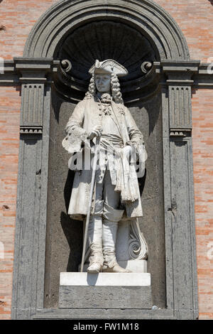 Il re Carlo III di Spagna, Carlo VII di Napoli e di Sicilia, Carlo V. della Sicilia, statua sulla facciata del Palazzo Reale Foto Stock