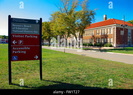 Topeka nel Kansas, USA, 5 marzo, 2014 La scuola di Monroe sito storico di marrone v consiglio di istruzione, a ciò che è considerato l'inizio del movimento dei diritti civili negli Stati Uniti. Brown v. Consiglio di istruzione, 347 U.S. 483 (1954), è stata una pietra miliare della Corte suprema degli Stati Uniti nel caso che la Corte ha dichiarato di leggi dello stato che istituisce separare le scuole pubbliche per il bianco e nero gli studenti incostituzionale. La decisione ha ribaltato la Plessy v. Decisione Ferguson del 1896, che ha permesso allo stato sponsorizzato la segregazione, nella misura in cui esso applicato alla pubblica istruzione. Credito: Mark Reinstein Foto Stock