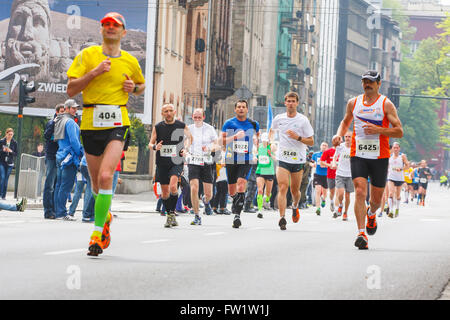 Cracovia in Polonia - 18 maggio : Maratona di Cracovia. Guide di scorrimento lungo le strade della città il 18 maggio 2014 a Cracovia, Polonia Foto Stock