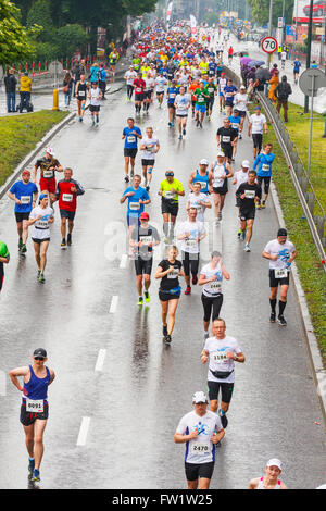 Cracovia in Polonia - 18 maggio : Maratona di Cracovia. Guide di scorrimento lungo le strade della città il 18 maggio 2014 a Cracovia, Polonia Foto Stock