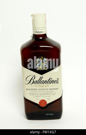 Ballantine's è una gamma di miscele di Scotch whisky prodotta da parte di Pernod Ricard in Dumbarton, Scozia. Foto Stock