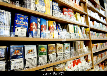 Selezione di laminazione a mano i prodotti del tabacco in vendita in una tabaccheria. Foto Stock