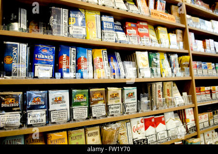 Selezione di mano il tabacco da arrotolare in vendita in una tabaccheria. Foto Stock