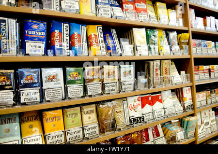 Selezione di laminazione a mano i prodotti del tabacco in vendita in una tabaccheria. Foto Stock