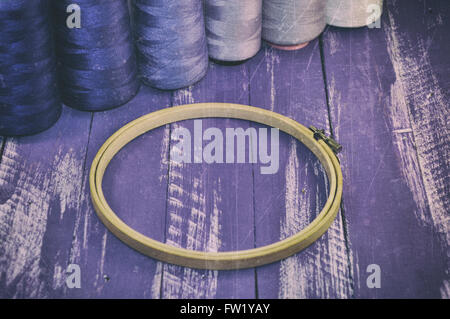 Foto d'epoca dei cerchi di legno per ricamo su una tavola di legno Foto Stock