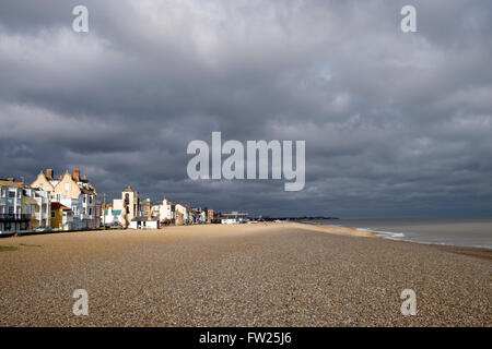 Nuvole scure su Aldeburgh Suffolk REGNO UNITO Foto Stock