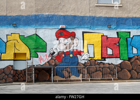 Coloratissimo graffito sulla parete al centro della città di Sheffield Foto Stock