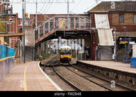 Treno Diesel avvicinando la piattaforma sotto un tunnel alla stazione di West Ealing a Londra Foto Stock