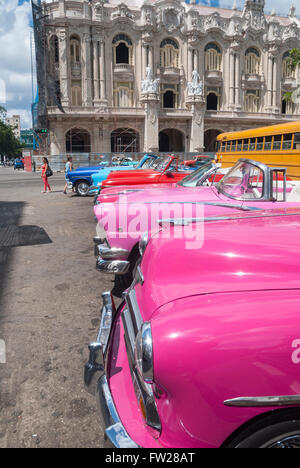 Vecchio vintage americano anni cinquanta vetture schierate per noleggio come i taxi e i veicoli per tour sul Prado nel centro di Avana Cuba Foto Stock