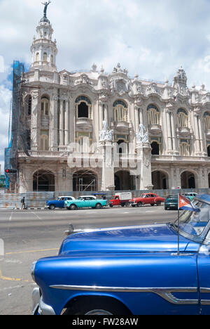 Vecchio vintage americano anni cinquanta vetture schierate per noleggio come i taxi e i veicoli per tour sul Prado nel centro di Avana Cuba Foto Stock