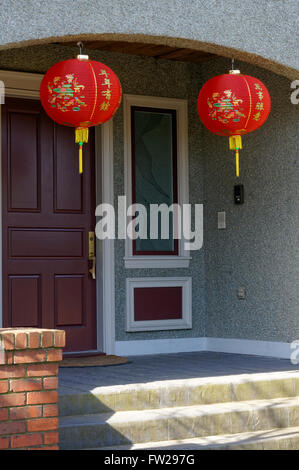 Nuovo anno lunare cinese rosso lanterne di carta appeso al di fuori di una casa in Vancouver, BC, Canada Foto Stock