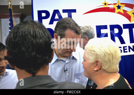 Wichita, Kansas, Stati Uniti d'America, 9 ottobre 2014 il senatore Ted Cruz saluta i tifosi dopo il rally Credito: Mark Reinstein Foto Stock