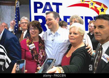 Wichita, Kansas, Stati Uniti d'America, 9 ottobre 2014 il senatore Ted Cruz saluta i tifosi dopo il rally Credito: Mark Reinstein Foto Stock