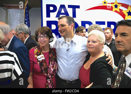 Wichita, Kansas, Stati Uniti d'America, 9 ottobre 2014 il senatore Ted Cruz saluta i tifosi dopo il rally Credito: Mark Reinstein Foto Stock