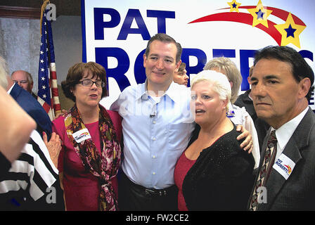 Wichita, Kansas, Stati Uniti d'America, 9 ottobre 2014 il senatore Ted Cruz saluta i tifosi dopo il rally Credito: Mark Reinstein Foto Stock