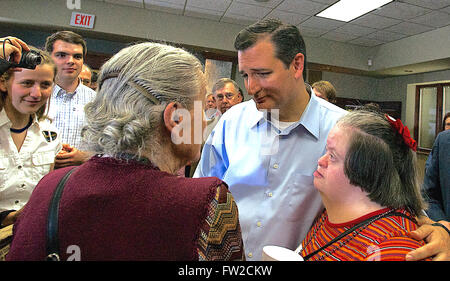 Wichita, Kansas, Stati Uniti d'America, 9 ottobre 2014 il senatore Ted Cruz saluta i tifosi dopo il rally Credito: Mark Reinstein Foto Stock