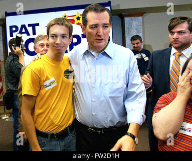 Wichita, Kansas, Stati Uniti d'America, 9 ottobre 2014 il senatore Ted Cruz saluta i tifosi dopo il rally Credito: Mark Reinstein Foto Stock