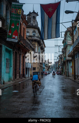 L'Avana, Cuba - Settembre 27, 2015: Classic city street view di colonial Havana, Cuba. La vita quotidiana nel vecchio quartiere di Havana. Foto Stock